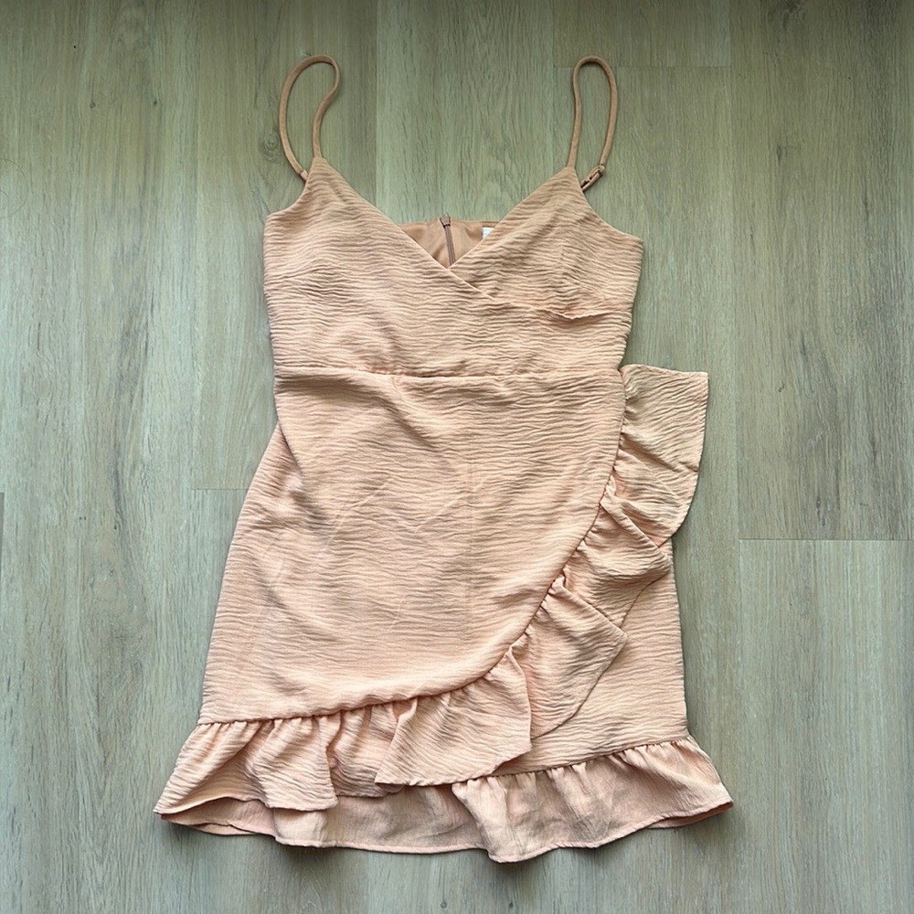Le Lis Peach 🍑 Crepe Spaghetti Strap Dress Size S